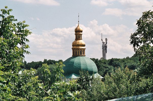 Kiev-monastir, 19.6.2007
Při prohlídce parků na hřbetu nad Dněprem narazíte na různé pamětihodnosti. 
Schlüsselwörter: Ukrajina Kiev