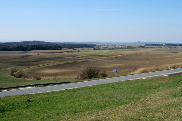 Kunětická hora, 31.3.2008
Pohled z Vysokého Chvojna ke Kunětické hoře. Vlevo rezervace Žernov.
Mots-clés: Vysoké Chvojno Kunětická hora Žernov