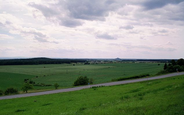 Kunětická hora od Vysokého Chvojna, 4.7.2004
Pohled na dominantu kraje k západu z kopce na okraji Vysokého Chvojna.

Klíčová slova: Vysoké Chvojno Kunětická hora