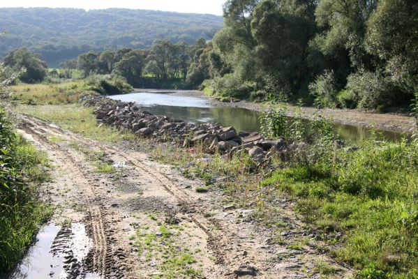 Kurima, 17.9.2014
Meandry Topľy. Hráz zabraňující opětovnému zaplavení štěrkovny.




Keywords: Kurima řeka Topľa