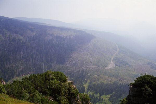 Krkonoše, Labský důl, 17.8.2002
Pohled z Ambrožovy vyhlídky na Sedmidolí.
Klíčová slova: Krkonoše Labský důl Ambrožova vyhlídka Sedmidolí