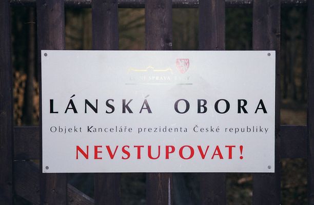 Lánská obora, 19.3.2003
Cedule u hájovny Píně. Na počátku svého prvního volebního období slíbil hradní pán zpřístupnění Lánské obory veřejnosti. Sliby se opravdu opravdu mají plnit, pane Klausi...
Klíčová slova: Lánská obora Křivoklátsko