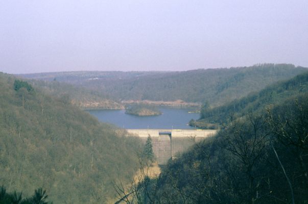 Lánská obora, 1.4.1997
Pohled z vrchu Pozdětina na hráz vodní nádrže Klíčava.
Klíčová slova: Zbečno Křivoklátsko Lánská obora Klíčava