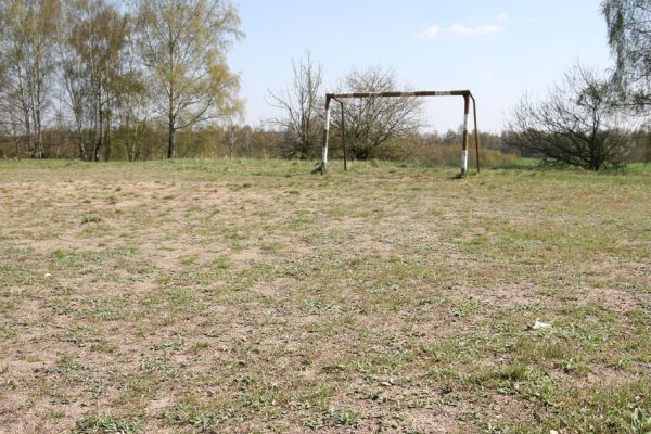 Lázně Bohdaneč, 17.4.2010
Malé hřiště u hřbitova. Tato písčina je domovem svižníků, včel, vosiček i chroustka Maladera holosericea.
Mots-clés: Lázně Bohdaneč hřiště Maladera holosericea