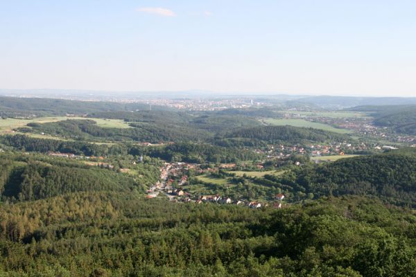 Lelekovice, rezervace Babí lom, 23.5.2009
Pohled z rozhledny na jih na Lelekovice a Brno.
Mots-clés: Lelekovice Babí lom Brno