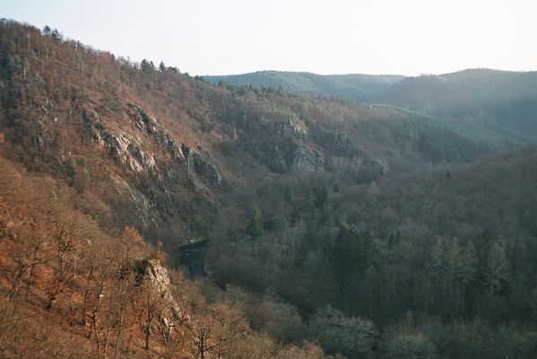 Lhánice, 1.12.2006
Údolí Jihlavy. Velká skála - pohled k jihovýchodu.
Mots-clés: Lhánice údolí Jihlavy Velká skála