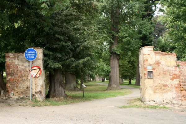 Jičín - Libosad, 15.8.2007
Vstupní brána do parku od Jičína.
Mots-clés: Jičín Libosad park