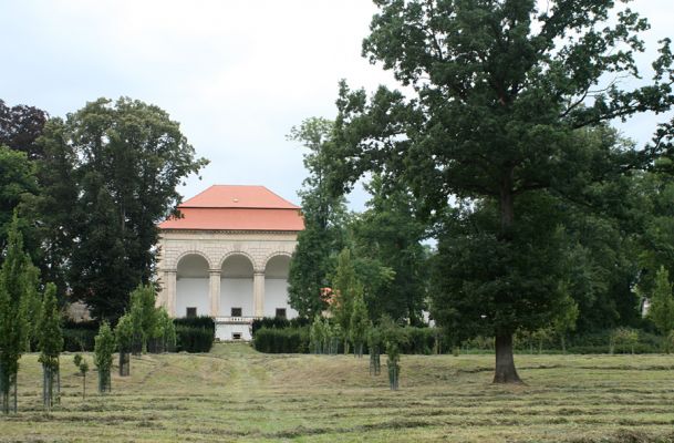 Jičín - Libosad, 15.8.2007
Libosad - park. Pohled na Valdštejnskou lodžii.
Klíčová slova: Jičín Libosad park Valdštejnská lodžie