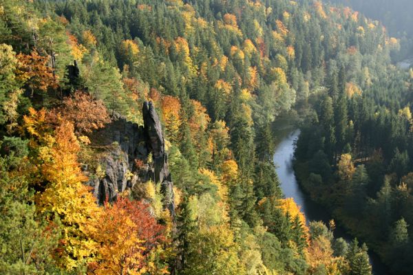 Loket, údolí Ohře, 8.10.2008
Skála na svahu nad Ohří.
Schlüsselwörter: Slavkovský les Loket údolí Ohře