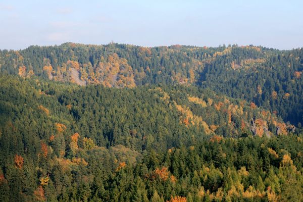 Loket, údolí Ohře, 8.10.2008
Pohled z hřbetu nad hájovnou Vildenavou na východ na Vysoký hřbet.
Mots-clés: Slavkovský les Loket údolí Ohře Vysoký hřbet