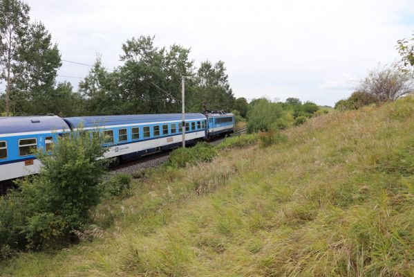 Lovčice, 20.8.2021
Zarůstající louka nad železniční trati - rychlík do Prahy.
Schlüsselwörter: Lovčice louka nad tratí