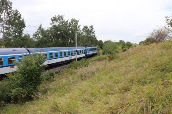 Lovčice, 20.8.2021
Zarůstající louka nad železniční trati - rychlík do Prahy.
Klíčová slova: Lovčice louka nad tratí