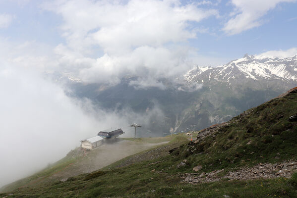 Termignon, Mont-Cenis, Ouillon des Arcellins, 20.6.2023
Západní svah hory Ouillon des Arcellins - pohled na horní stanici lyžařské lanovky.
Keywords: France Savoie Termignon Mont-Cenis Ouillon des Arcellins