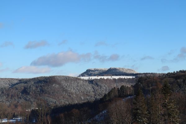 Machov, 22.1.2022
Vyhlídka U Jeřábu - pohled na Hejšovinu.
Klíčová slova: Machov U Jeřábu Hejšovina Szczeliniec