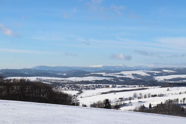 Machov, 22.1.2022
Vyhlídka U Jeřábu - pohled Bezděkov nad Metují a Krkonoše.
Klíčová slova: Machov U Jeřábu Bezděkov nad Metují Krkonoše