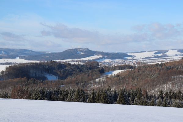 Machov, 22.1.2022
Vyhlídka U Jeřábu - pohled na Ostaš.
Mots-clés: Machov U Jeřábu Ostaš