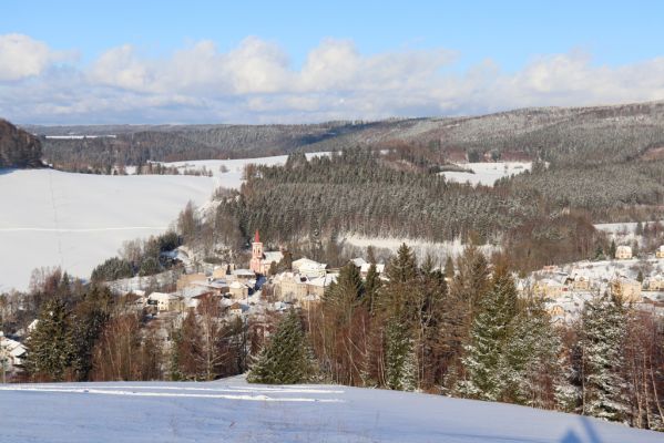 Machov, 22.1.2022
Bývalá sjezdovka - pohled na Machov a Broumovské stěny.
Schlüsselwörter: Machov Broumovské stěny