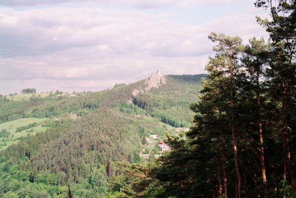 Malá Skála, 29.5.2004
Pohled od Pantheonu na Suché skály.



Klíčová slova: Malá Skála Pantheon