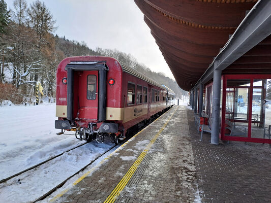 Svoboda nad Úpou, 19.1.2024
Železniční stanice a vlak do Hradce Králové.
Schlüsselwörter: Krkonoše Svoboda nad Úpou železniční stanice