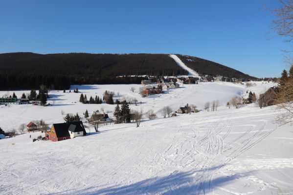 Malá Úpa, 1.3.2022
Horní Malá Úpa - pohled na Pomezní Boudy.
Klíčová slova: Krkonoše Horní Malá Úpa Pomezní Boudy