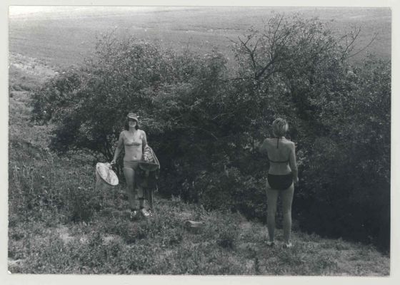 Čejč, červen 1977
Mansonka a Cyrdovka pod Mansonovou stepí.
Keywords: Čejč Mansonova step Mansonka Cyrdovka