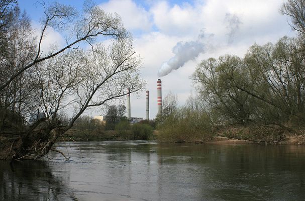 Opatovice-Bukovina, meandr Labe, 6.4.2007
Pohled ze štěrkového ostrova na opatovickou elektrárnu. Nespoutaná řeka a technický monument v těsném sousedství. 
Mots-clés: Opatovice Bukovina meandr Labe elektrárna