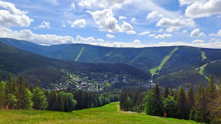 Špindlerův Mlýn, 29.5.2024
Sjezdovka Medvědín. Pohled na Špindlerův Mlýn.
Schlüsselwörter: Krkonoše Špindlerův Mlýn Bedřichov Medvědín