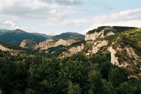 Melnik, 6.6.2006
Erodované svahy v okolí Melniku.
Klíčová slova: Melnik Pirin