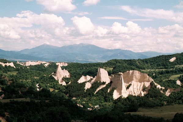 Melnik, 6.6.2006
Erodované svahy v okolí Melniku. Pohled na Slavjanku (Ali-Botuš).



Schlüsselwörter: Melnik Slavjanka Ali-Botuš