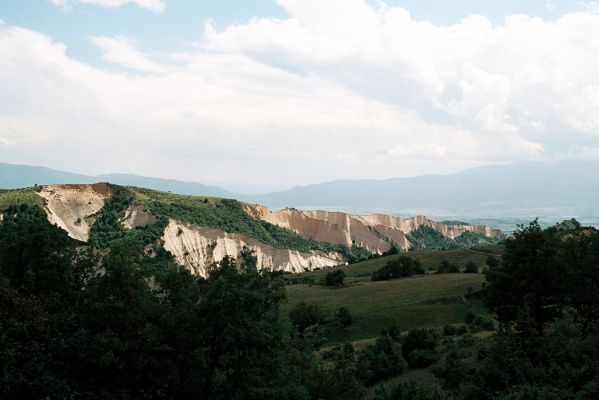 Melnik, 6.6.2006
Erodované svahy v okolí Melniku. V pozadí vpravo Belasica.


Schlüsselwörter: Melnik Belasica