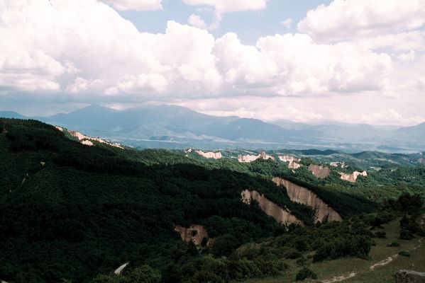 Melnik, 6.6.2006
Erodované svahy v okolí Melniku. Pohled na Slavjanku (Ali-Botuš).


Klíčová slova: Melnik Slavjanka Ali-Botuš