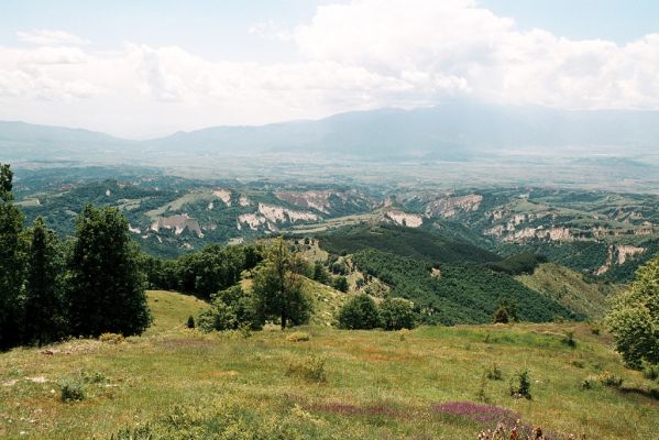 Sugarevo, 6.6.2006
Pohled z pirinských svahů na Melnik a Belasici.
Schlüsselwörter: Sugarevo Pirin Belasica