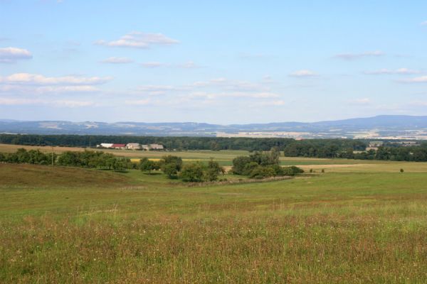 Mochov, 30.8.2007
Pohled od Jílovic na Vranov a lesní komplex Mochovské bažantnice. V pozadí Dobrošov a hřbet Orlických hor.
Schlüsselwörter: České Meziříčí Mochov Vranov Mochovská bažantnice Dobrošov Orlické hory