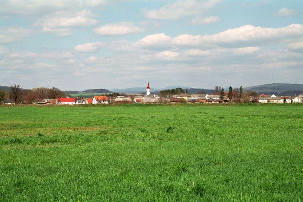 Třeština, 23.4.2005
Pohled od řeky Moravy přes záplavové louky na obec Třeština - v pozadí Jeseníky.
Keywords: Třeština Jeseníky