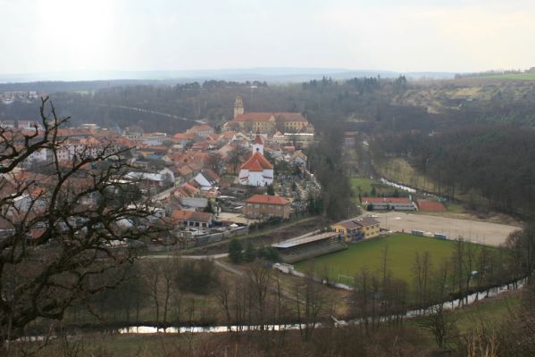 Moravský Krumlov, 9.3.2007
Pohled na Moravský Krumlov z NPR Krumlovsko-rokytenské slepence.

Schlüsselwörter: Moravský Krumlov NPR Krumlovsko-rokytenské slepence