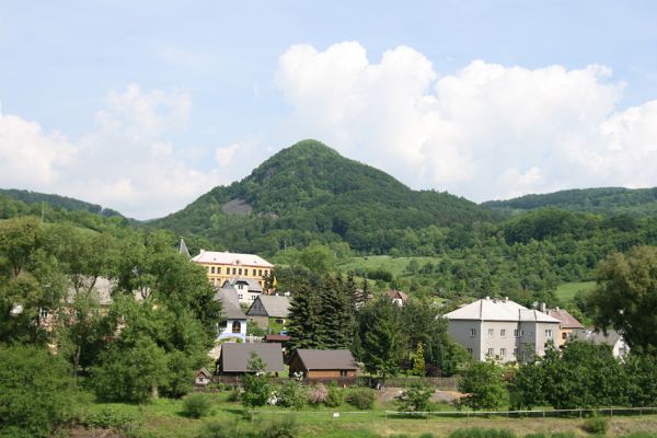 Stráž nad Ohří, vrch Nebesa, 20.5.2009
Pohled na Stráž nad Ohří a vrch Nebesa z jihovýchodu z vlaku. 
Mots-clés: Stráž nad Ohří Nebesa