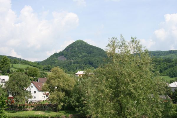 Stráž nad Ohří, vrch Nebesa, 20.5.2009
Pohled na vrch Nebesa z jihovýchodu z vlaku. 
Klíčová slova: Stráž nad Ohří Nebesa