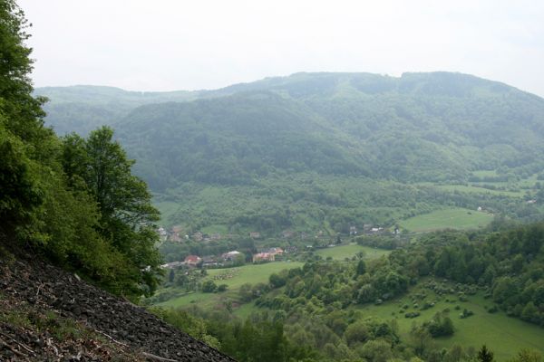 Stráž nad Ohří, vrch Nebesa, 9.5.2009
Pohled ze suťového pole na Stráž nad Ohří.
Klíčová slova: Stráž nad Ohří Nebesa