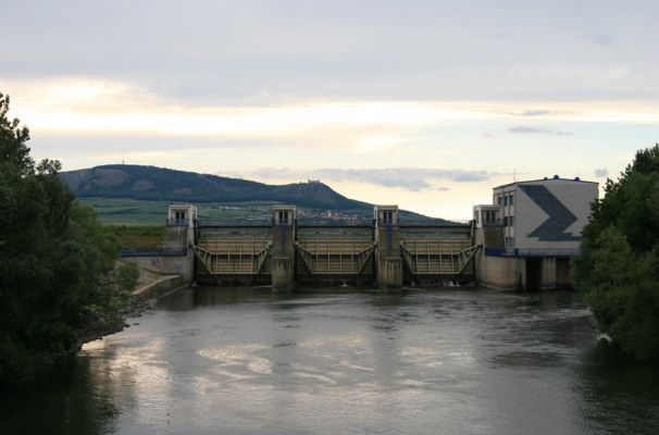 Nové Mlýny, 13.6.2008
Hráz Novomlýnské vodní nádrže, v pozadí Pavlovské vrchy. Na zdi budovy je nápis, který končí slovy ...je konec žízně v kraji pod Pálavou. Ale o tragickém konci lužních lesů a meandrů Dyje, Jihlavy a Svratky - ani slovo. 
Keywords: Nové Mlýny Dyje Pavlovské vrchy přehrada