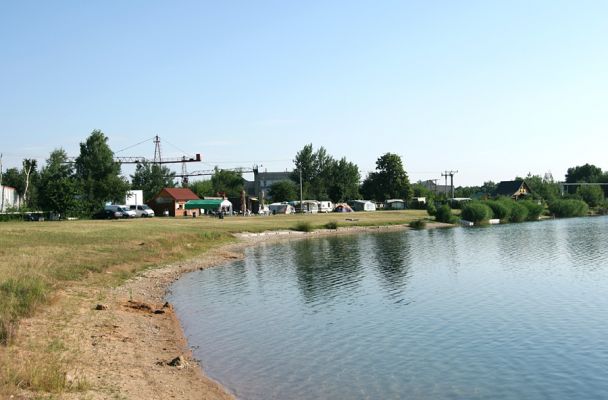 Opatovice nad Labem - písník Opaťák, 28.6.2008
Nudipláž u Pepíka Záruby se probouzí jen pomaloučku...
Keywords: Opatovice nad Labem písník Opaťák