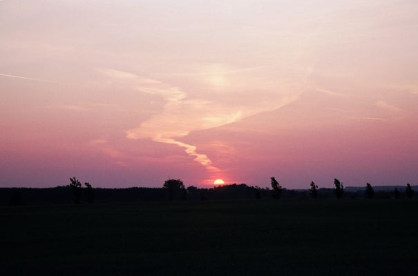 Opatovice nad Labem, 6.6.2003
Západ slunce od opatovického nádraží.
Klíčová slova: Opatovice nad Labem Pohřebačka