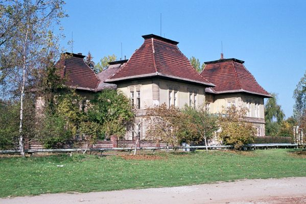 Opatovice nad Labem, podzim 2003
Bačinova vila.



Mots-clés: Opatovice nad Labem Pohřebačka Bačinova vila