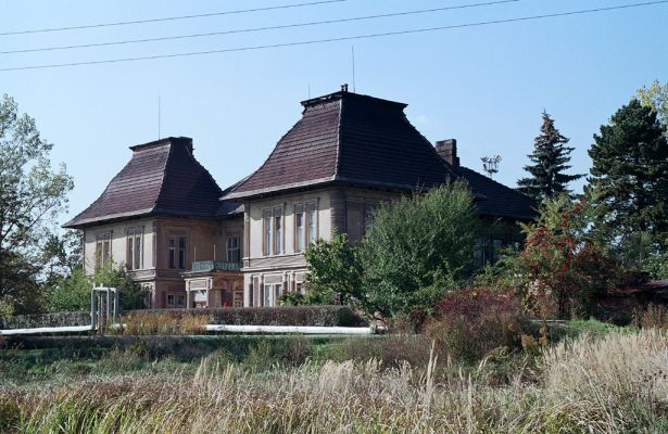 Opatovice nad Labem, podzim 2003
Bačinova vila.


Klíčová slova: Opatovice nad Labem Pohřebačka Bačinova vila