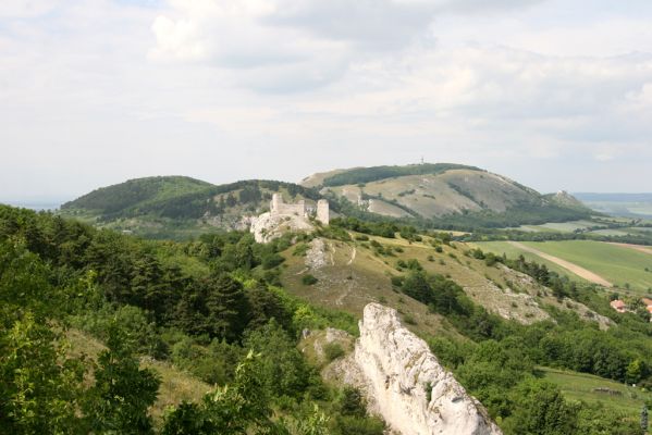 Klentnice, 10.6.2011
Pohled ze Stolové hory na Sirotčí hrádek a Pálavu.
Klíčová slova: Pavlovské vrchy Pálava Klantnice Sirotčí hrádek