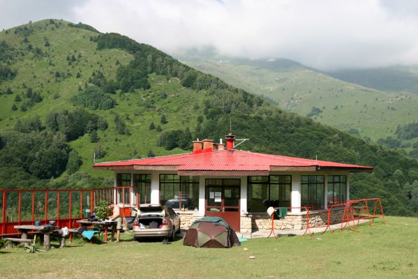 Národní park Pelister (Baba planina), 5.7.2009
Vlasko Selo nad obcí Nižepole. Příprava dobré entomologické snídaně v normální pohodové zemi. 
Klíčová slova: Pelister Baba planina Nižepole Vlasko Selo Dušánek