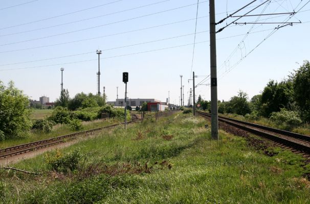 Hradec Králové-Plácky, 24.5.2009
Pohled na opravnu železničních vozů a trať Hradec Králové-Jaroměř od železničního přejezdu mezi Plácky a Plotišti nad Labem. Biotop zdobence Trichius rosaceus.
Mots-clés: Hradec Králové Plácky vozovka Trichius rosaceus