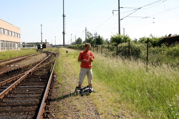 Hradec Králové-Plácky, vozovka, 24.5.2009
Entomolog Jiří Krátký prohlíží svůj zajímavý úlovek. V travinách po jeho levé ruce se skrývají kvetoucí chrastavce rolní - biotop zdobence Trichius rosaceus.
Schlüsselwörter: Hradec Králové Plácky vozovka Trichius rosaceus