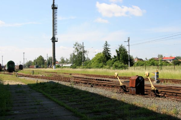 Hradec Králové-Plácky, 25.5.2008
Pohled z opravny železničních vozů k trati Hradec Králové-Jaroměř. V pásu travin a keřů je biotop zdobenců Trichius rosaceus.
Keywords: Hradec Králové Plácky vozovka Trichius rosaceus