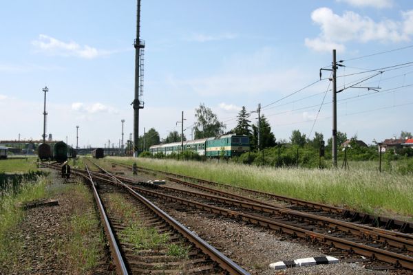 Hradec Králové-Plácky, 25.5.2008
Pohled z opravny železničních vozů k trati Hradec Králové-Jaroměř. V pásu travin podél plotu jsou ukryty květy chrastavců rolních.
Keywords: Hradec Králové Plácky vozovka Trichius rosaceus