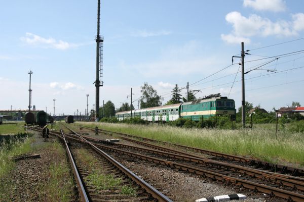 Hradec Králové-Plácky, 25.5.2008
Pohled z opravny železničních vozů k trati Hradec Králové-Jaroměř. V pásu travin podél plotu jsou ukryty květy chrastavců rolních.
Mots-clés: Hradec Králové Plácky vozovka Trichius rosaceus